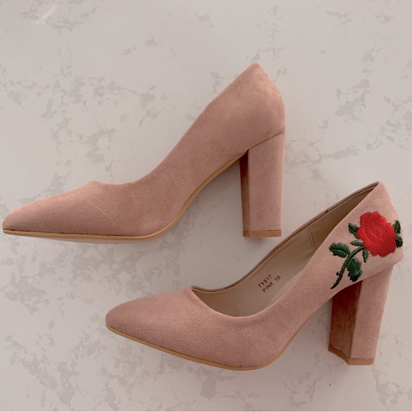 Size 7 embroidered heels - Picture 1 of 5